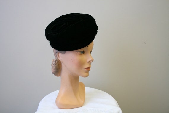 1950s Black Ruched Velvet Toque Hat - image 3