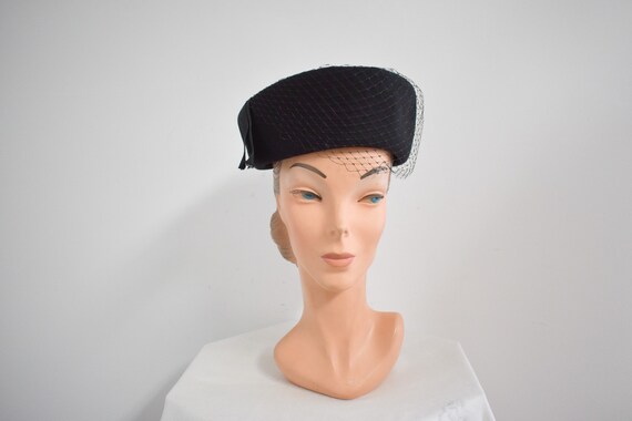 1950s Black Wool Felt Hat with Netting - image 2