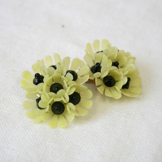 1960s Yellow and Black Daisy Clip Earrings - image 1