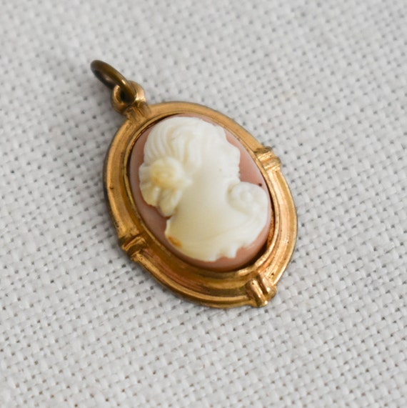Vintage Small Oval Cameo Pendant - image 1