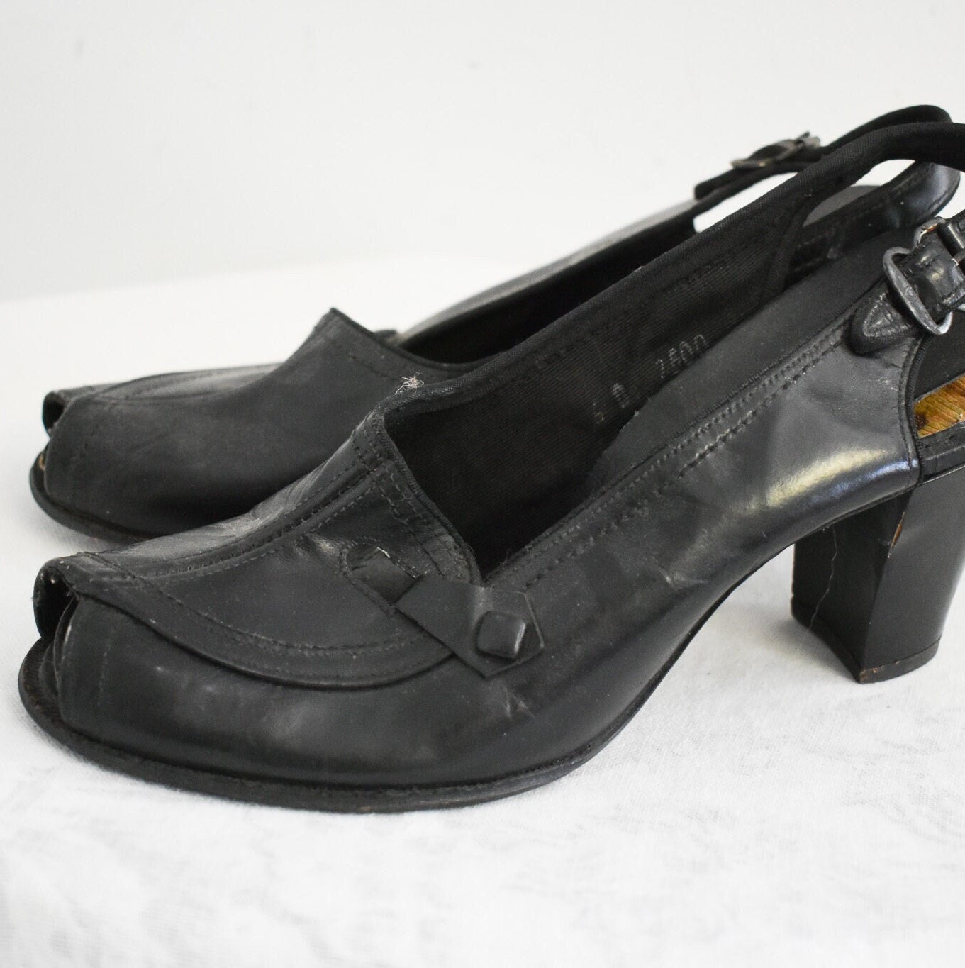 Tacones peep toe de cuero negro de la década de 1940, talla 6B