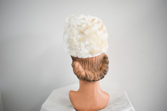 1960s-does-1920s Cream Cloche with Brooch - image 4