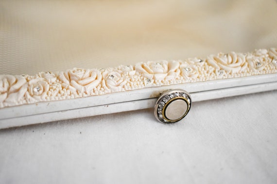1950s Cream Vinyl and Resin Clutch Purse - image 4