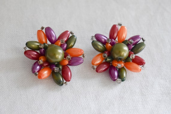 1960s Plastic Bead Cluster Clip Earrings - image 2