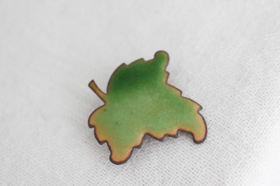 1950s Green Enamel Leaf Pin - image 2