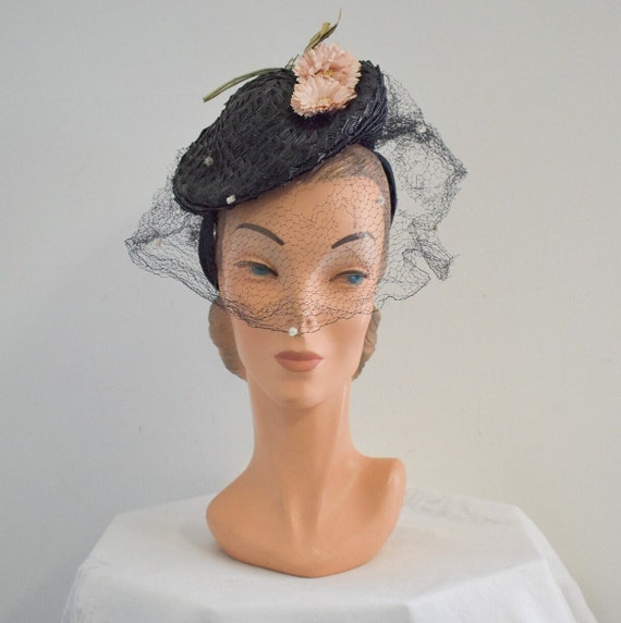 1940s Blue-Black Straw Tilt Hat with Pink Flowers - image 1