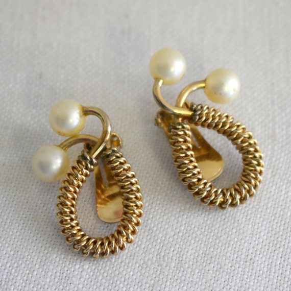 1960s Marvella Faux Pearl Twist Clip Earrings - image 1