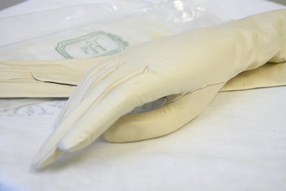1950s Christian Dior Short Cream Leather Gloves