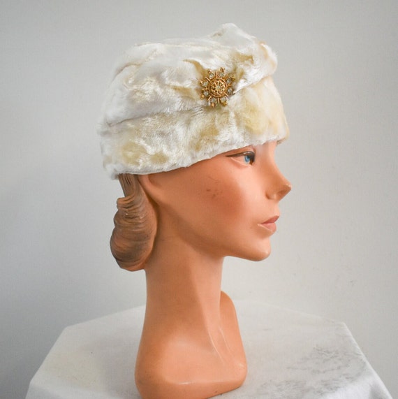 1960s-does-1920s Cream Cloche with Brooch - image 1