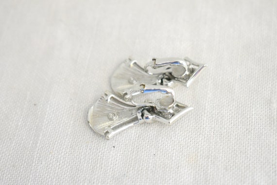 1960s Silver Shield Clip Earrings - image 3