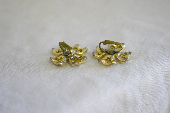 1960s Gold Flower Clip Earrings - image 3