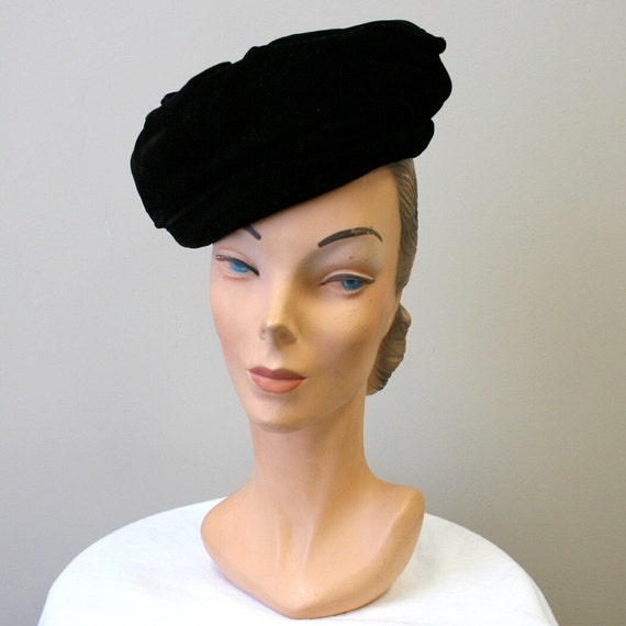 1950s Black Ruched Velvet Toque Hat - image 1