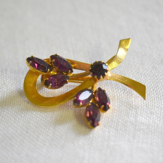 1950s/60s Purple Rhinestone Ribbon Brooch - image 1