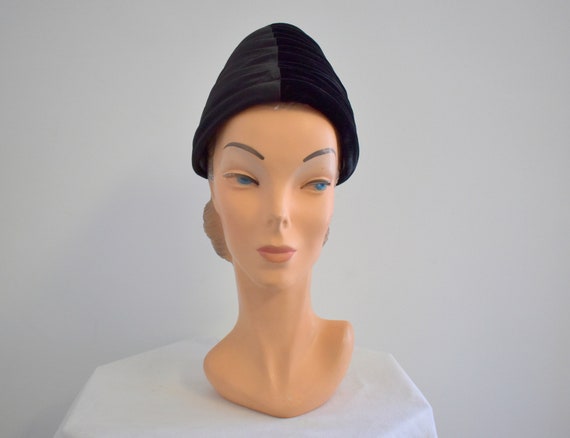 1950s Black Satin and Velvet Pleated Toque - image 2