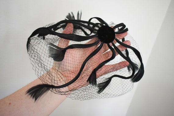 1950s/60s Black Feather and Satin Whimsy Hat - image 6