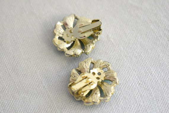 1960s Green Floral Thermoset Clip Earrings - image 3