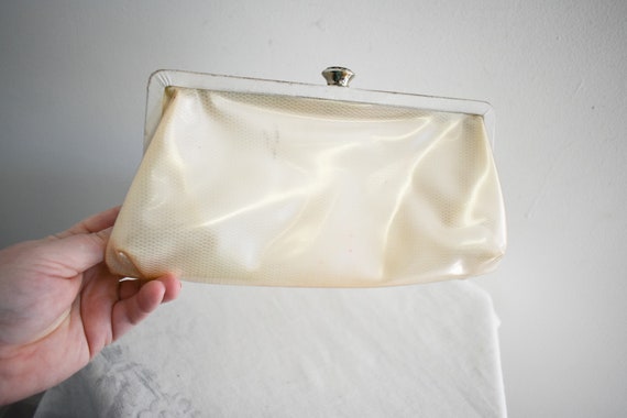 1950s Cream Vinyl and Resin Clutch Purse - image 6