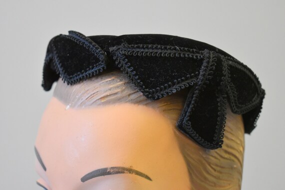 1950s Montaldos Black Velvet Hat with Gimp Trim - image 3