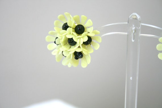 1960s Yellow and Black Daisy Clip Earrings - image 5