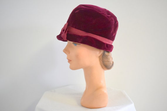 1960s-does-1920s Burgundy Velvet Cloche Hat - image 4