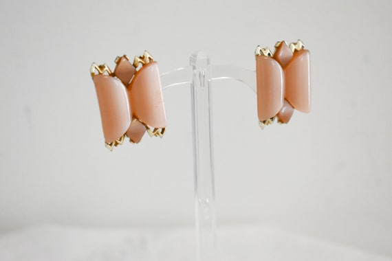 1960s Peachy-Beige Thermoset Clip Earrings - image 4