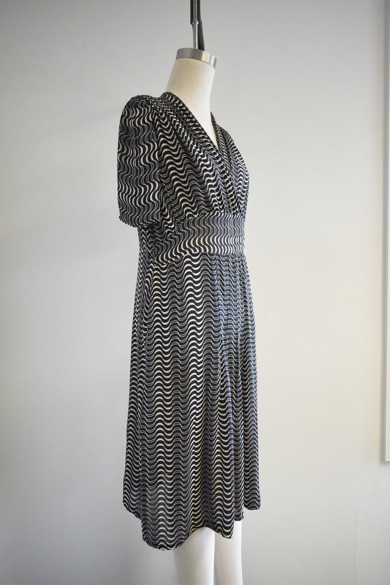 1930s/40s Black and Cream Wave Printed Rayon Dress 画像 4