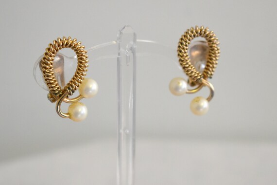 1960s Marvella Faux Pearl Twist Clip Earrings - image 3