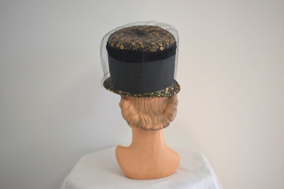 1960s Black and Gold Floral Cloche-Style Hat - image 4