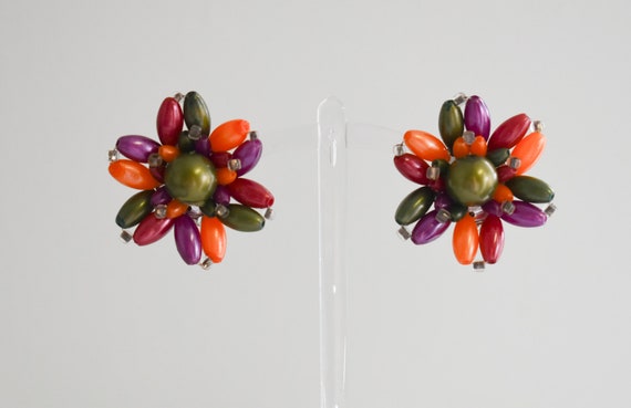 1960s Plastic Bead Cluster Clip Earrings - image 5