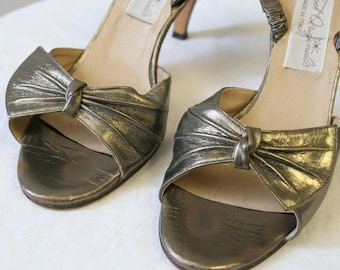 1960s Dark Metallic Gold Bow Barefoot Originals Slingback Heels, Size 7N