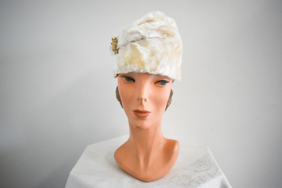 1960s-does-1920s Cream Cloche with Brooch - image 2