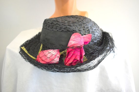 1940s Black Straw Hat with Pink Roses and Netting - image 2