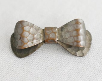 1920s/30s Small Hammered Bow Brooch