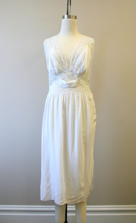 1940s Icy Pale Gray Lacy Night Gown - image 3