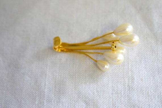 1980s Napier Faux Pearl Brooch - image 3