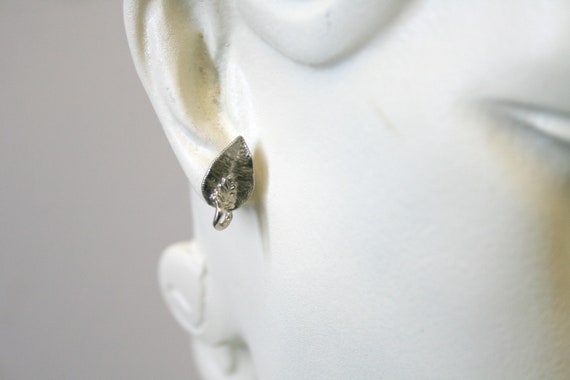 1970s Tiny Silver Leaf Stud Earrings - image 4