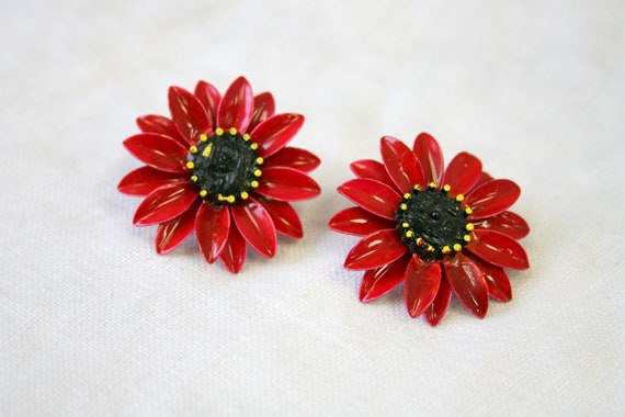 1960s Red Daisy Enamel Clip Earrings