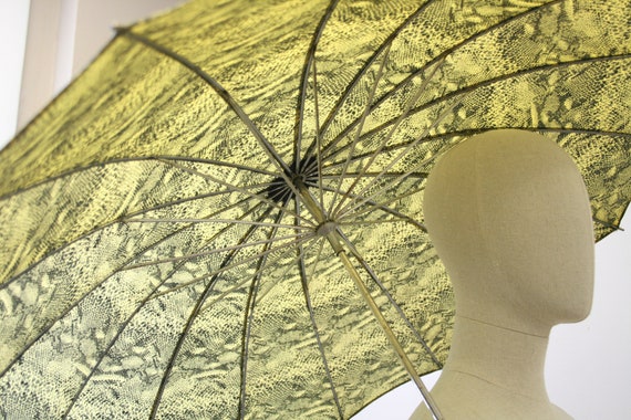 1940s Yellow Snake Skin Print Umbrella with Woode… - image 4