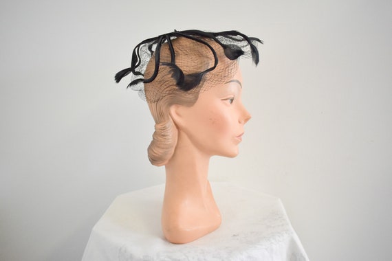 1950s/60s Black Feather and Satin Whimsy Hat - image 2