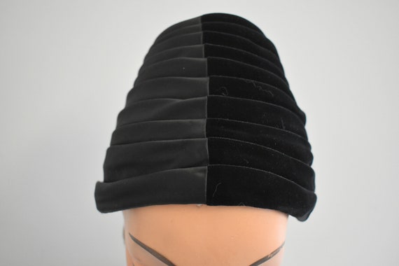 1950s Black Satin and Velvet Pleated Toque - image 4