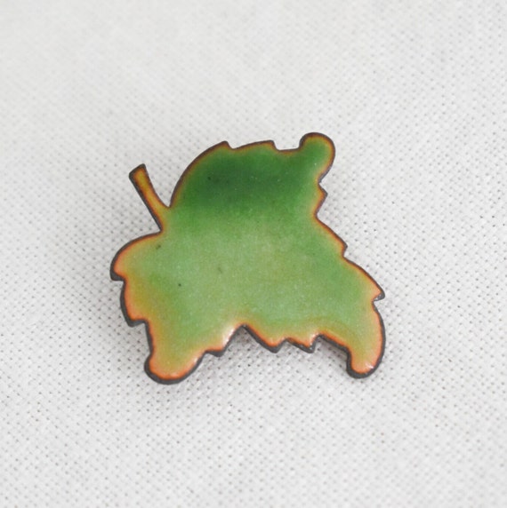 1950s Green Enamel Leaf Pin - image 1