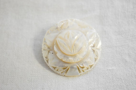 1960s Mother of Pearl Circle Brooch - image 3