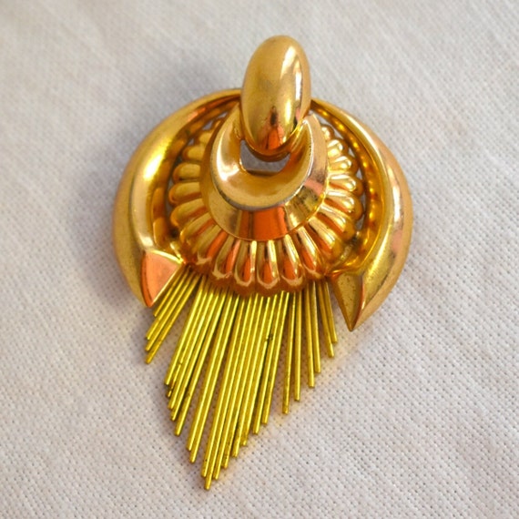 1940s Coro Gold Fringe Metal Brooch - image 1