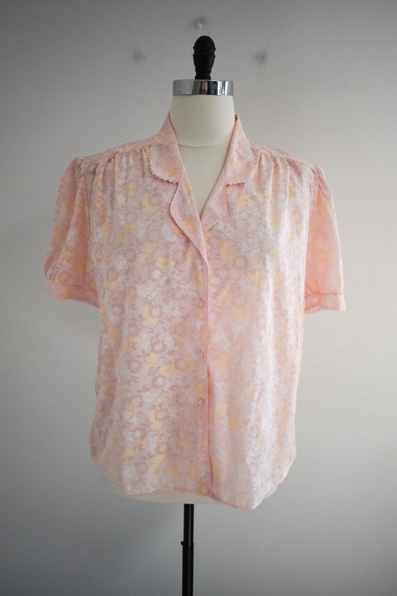 1980s Peachy-Pink Floral Blouse - image 2