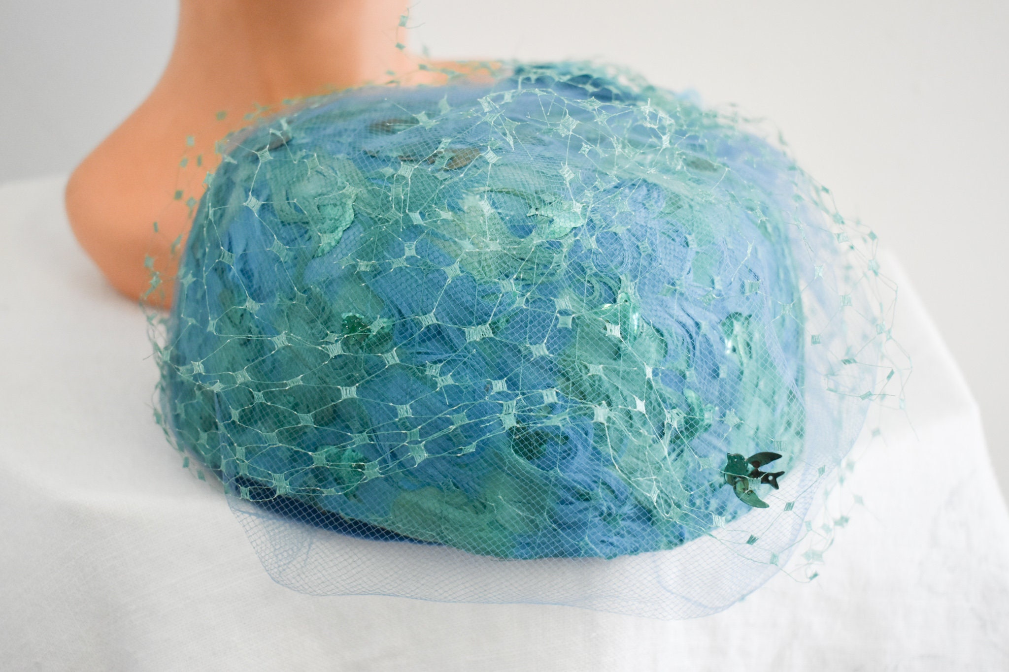 1960s Turquoise and Green Feather and Netting Hat - Etsy display picture 2