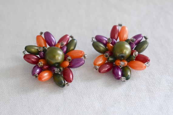 1960s Plastic Bead Cluster Clip Earrings - image 3