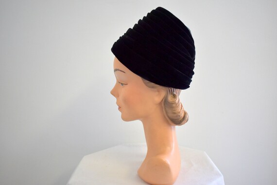 1950s Black Satin and Velvet Pleated Toque - image 6