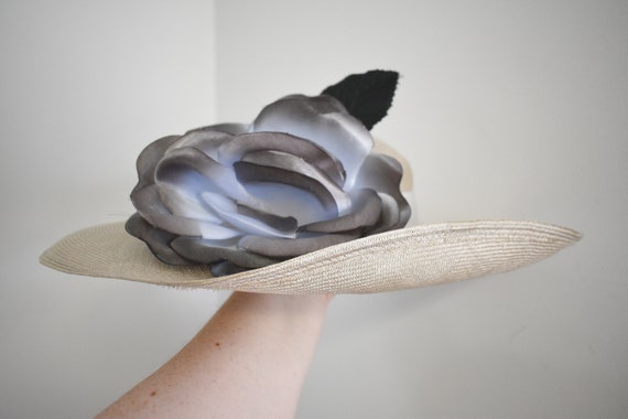 Vintage Silver Gray Wide Brim Straw Hat with Flow… - image 5