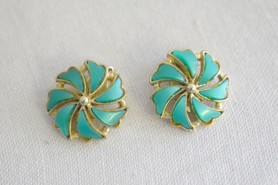1960s Green Floral Thermoset Clip Earrings - image 2
