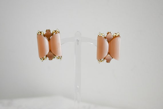 1960s Peachy-Beige Thermoset Clip Earrings - image 5